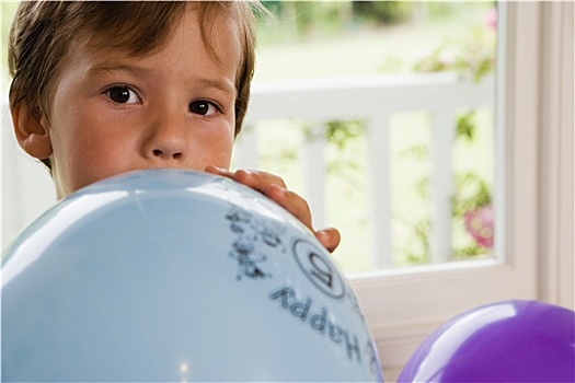男孩,4-6岁,坐,窗边,在家,吹,空气,蓝色,聚会气球,特写,正面,头像