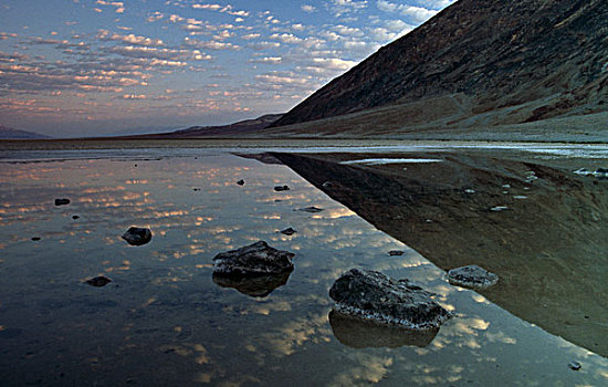 反射,云,水中,死亡谷国家公园,加利福尼亚,美国
