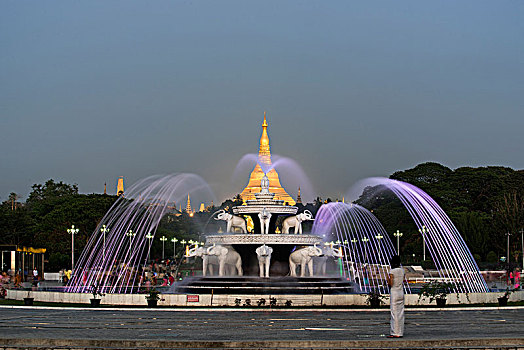 缅甸,女孩,站立,看,喷泉,公园,黄昏