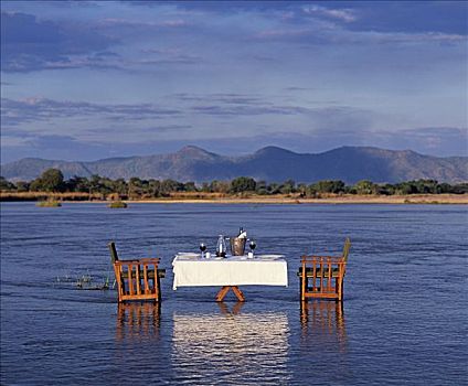 赞比亚,南卢安瓜国家公园,餐饭,河