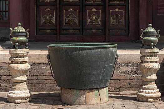 故宫斋宫殿前铜缸铜鼎炉