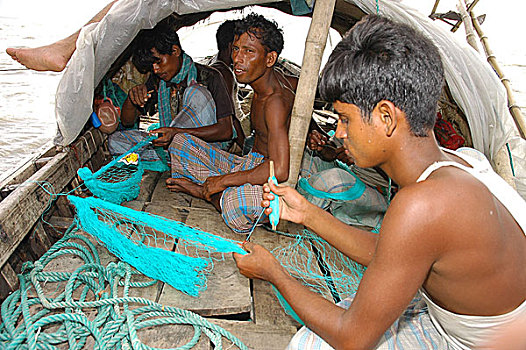 渔民,编织,网,船,河,孟加拉,七月,2005年
