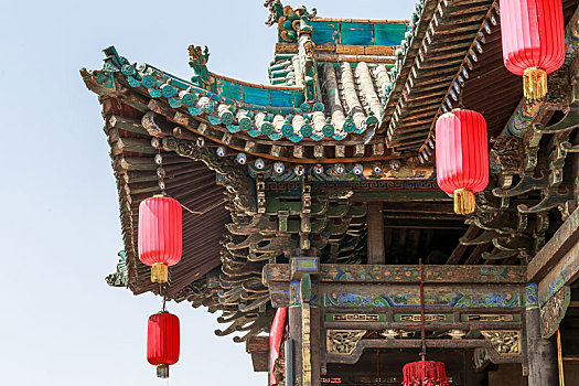 挂红灯笼的古建挑檐,山西省平遥古城城隍庙