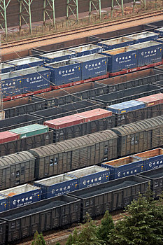 山东省日照市,港口运输市场繁忙有序,铁路货场集装箱专列满满当当