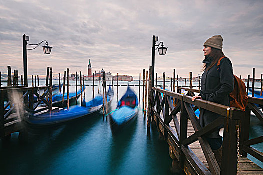女人,码头,小船,大运河,圣乔治奥,马焦雷湖,岛屿,背景,威尼斯,意大利