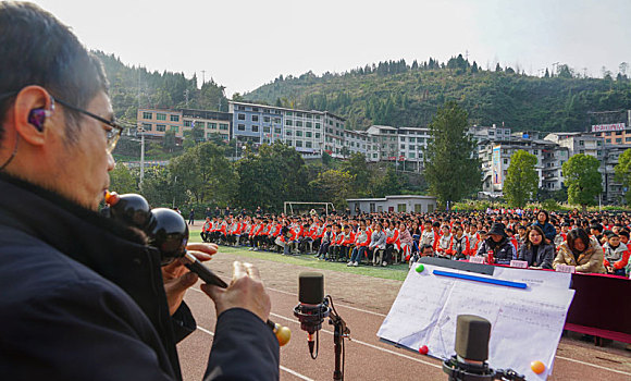 重庆酉阳,歌咏演唱纪念12·9学生爱国运动88周年