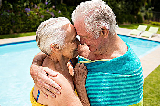 老年,夫妻,搂抱,相互,池边,高兴