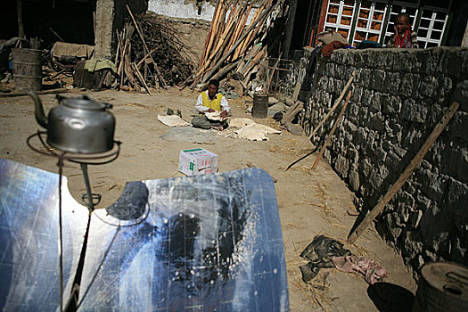 西藏俊巴村的藏民用上太阳能热水器烧水