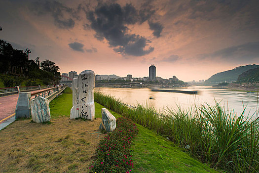 四川宜宾三江汇流城市景观