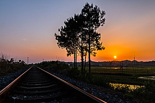 夕阳下的铁轨