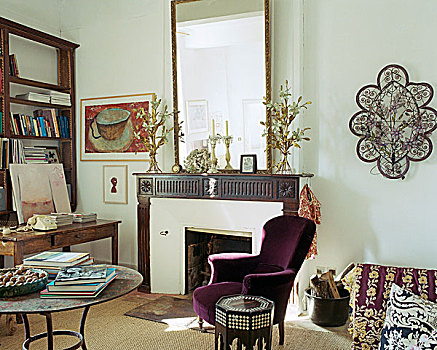 客厅,装饰,怪异,收藏,艺术品,惊人,紫色,天鹅绒,椅子,正面,壁炉
