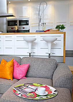 灰色,沙发,彩色,散落,垫子,正面,吧椅,厨房操作台