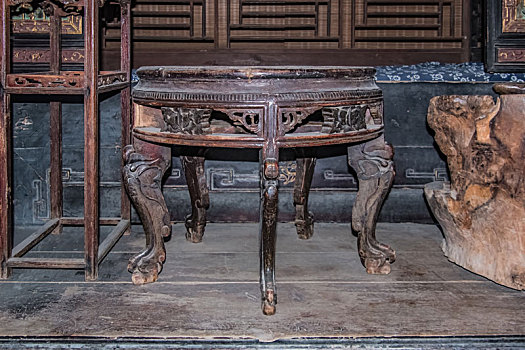 湖南省张家界市土司城龙纹木雕餐桌家具