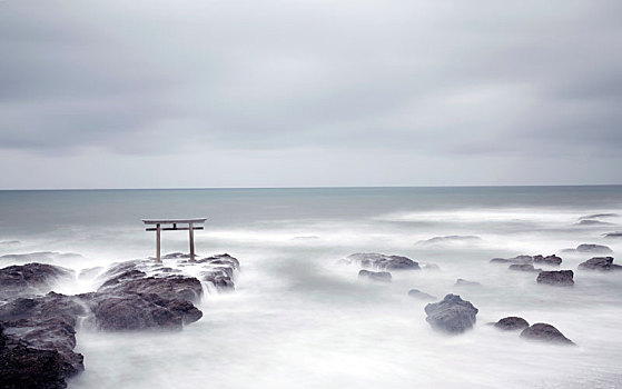 高,鸟居,岩石上,中间,湖