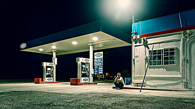 男人,坐,一个,加油站,夜晚,加利福尼亚