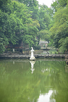 中国江苏省无锡市宜兴市善卷洞风景区湖面上的西施雕像背面
