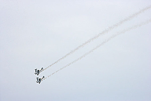 首届重庆大足航展上,英国御风飞行队的双翼飞机在进行空中芭蕾特技飞行表演