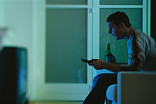 男人,看电视,拿着,啤酒,遥控,侧面视角