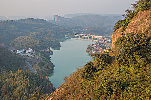 山,丹霞,河流,蓝天,黄昏,大气,田野,水电站,村庄,驴友,旅行,地质公园,丹霞地貌,绿色,灌木,树,草,水潭,素材,平面设计