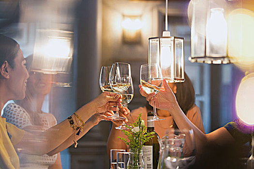女人,朋友,祝酒,白葡萄酒杯,就餐,餐厅桌子