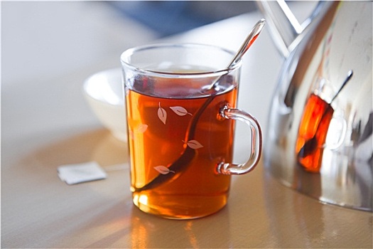 玻璃杯,茶,茶壶,茶叶包,桌上