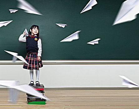 教室里扔纸飞机的小学生