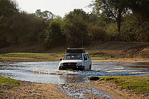 四轮驱动,驾驶,靠近,赞比西河下游国家公园,赞比亚,非洲