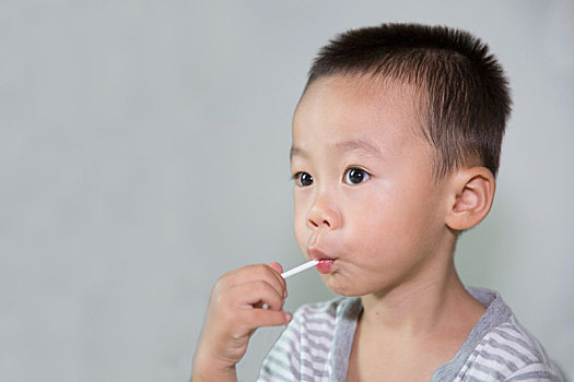 吃糖果在男孩