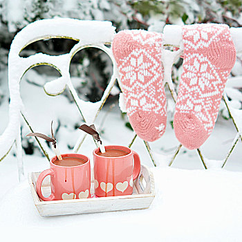 两个,杯子,热巧克力,积雪,园凳