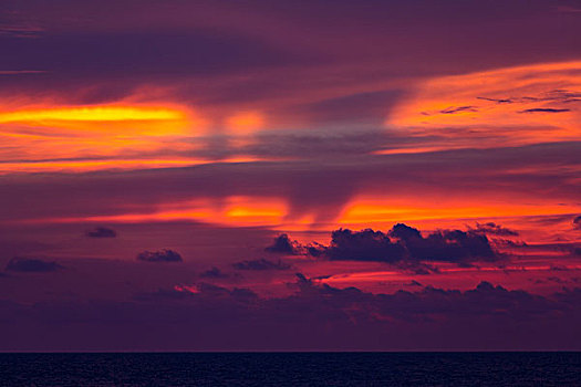针对热带海岸,蓝天在卡伦海滩的泰国普吉岛