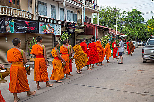 老挝化缘的僧人