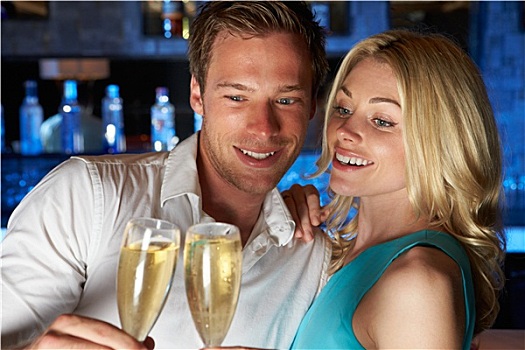 情侣,享受,玻璃杯,香槟,酒吧
