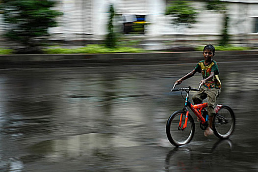 小男孩,湿,骑自行车,阵雨,季风,雨,街道,达卡,孟加拉,普通,现象,享受,玩