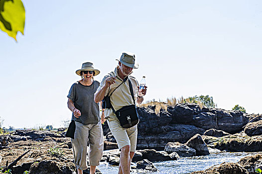 老人,妻子,探索,河,石头,靠近,维多利亚瀑布,赞比亚