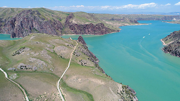 新疆特克斯库什塔依水库,镶嵌在高山草原上的绿宝石