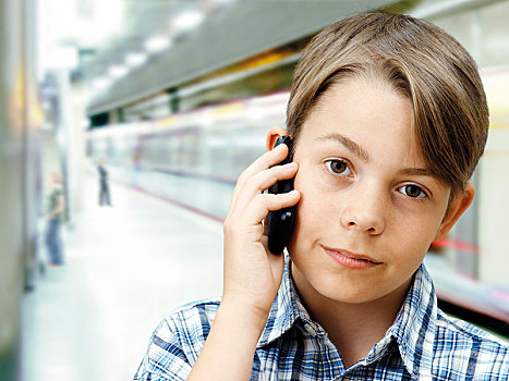 青少年,手机,地铁,火车站,严肃,专注