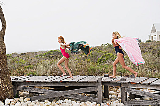 两个女孩,跑,木板路