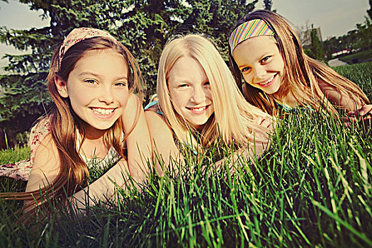 艾伯塔省,加拿大,三个女孩,卧,草地
