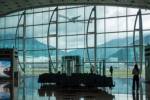 一架国泰港龙航空的飞机正飞离香港国际机场