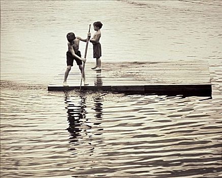 两个男孩,站立,木质,湖