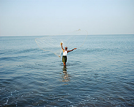 后视图,男人,投掷,渔网,海洋,蓝天