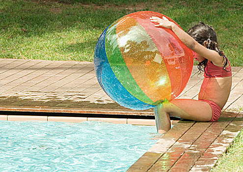 小女孩,坐,边缘,游泳池,拿着,水皮球