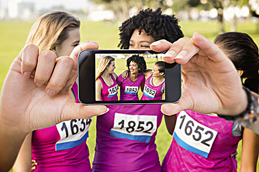 合成效果,图像,握着,智能手机,展示,三个,笑,跑步,支持,乳腺癌,马拉松