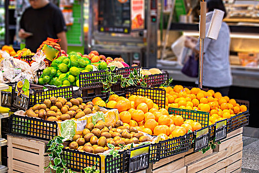 社区明亮的超市,展售多样的蔬果及货品