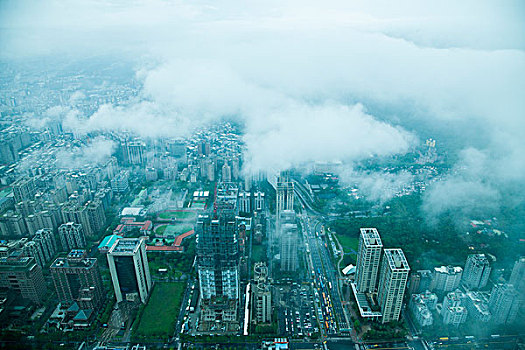 台湾台北市135大厦上眺望云雾中的台北市景