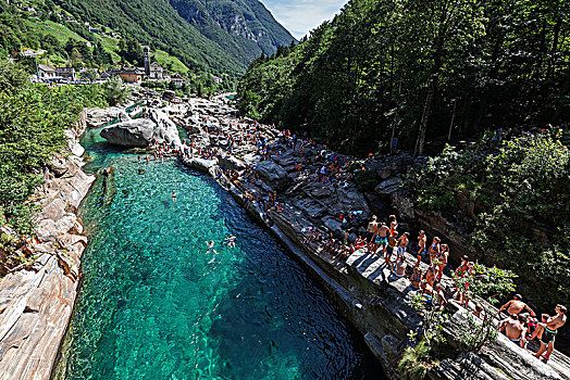 浴,人,岩石上,靠近,韦尔扎斯卡谷,提契诺河,瑞士,欧洲