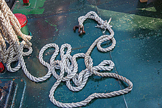 湖北巴东沿渡河镇客船上的缆绳