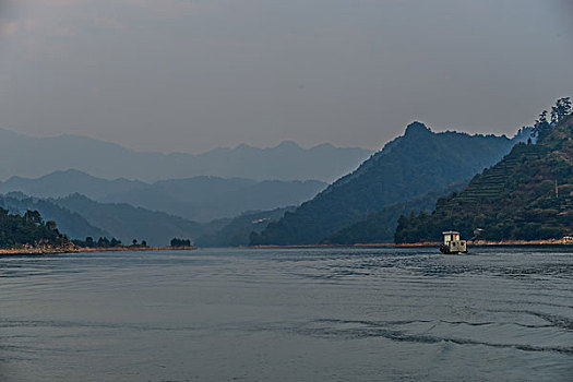 游艇,蓝天,黄色天空,湖,浪花,水痕,波纹,快艇,船,山