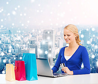 圣诞节,休假,科技,购物,概念,微笑,女人,购物袋,信用卡,笔记本电脑,上方,雪,城市,背景