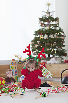 女孩,打开,玩具,靠近,圣诞树